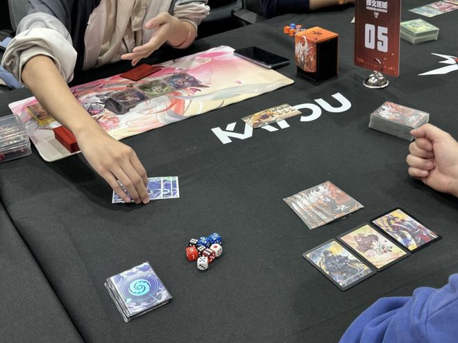 狂欢：既是竞技场也是“藏品投资”pg电子模拟器免费版成年人的卡牌(图2)